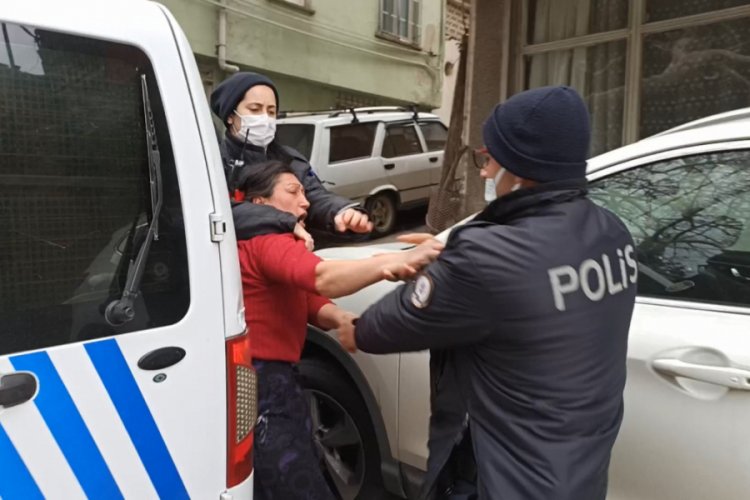 Bursa'da kısıtlamada mahalleyi birbirine kattı, polislere çaydanlıkla direndi