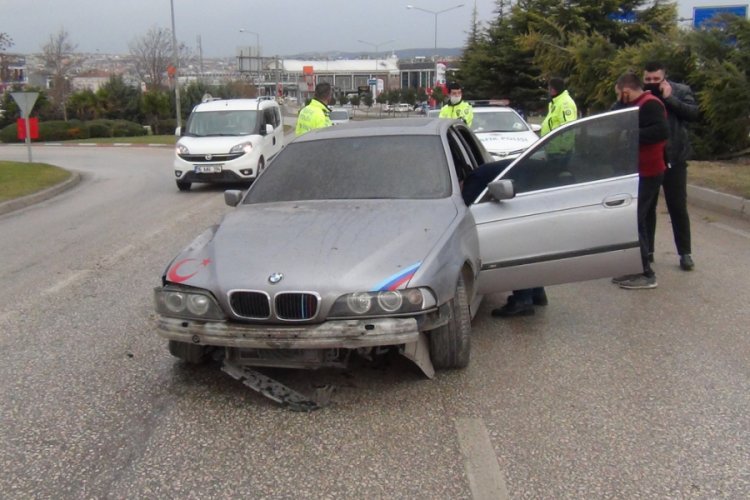 Bursa'da ağaç karşı şeride geçmesini engelledi, kazada burnu bile kanamadı