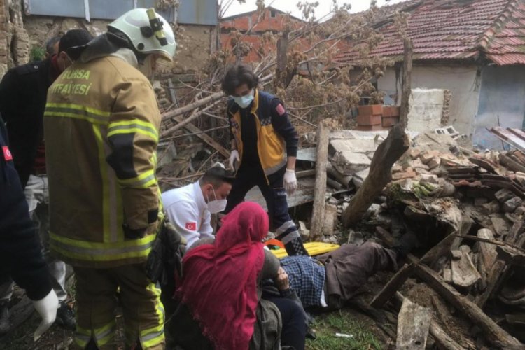 Bursa'da göçen evin altından çıkarıldı