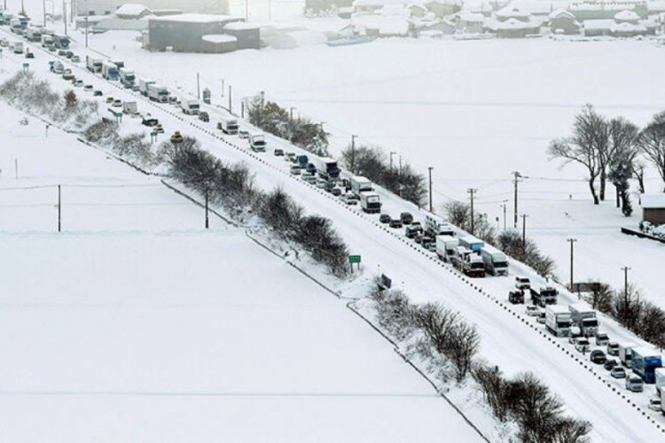 Japonya'da yoğun kar yağışı hayatı durma noktasına getirdi