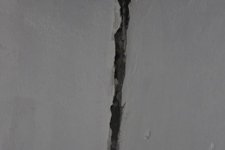 Depremde bir evin duvarları çatladı