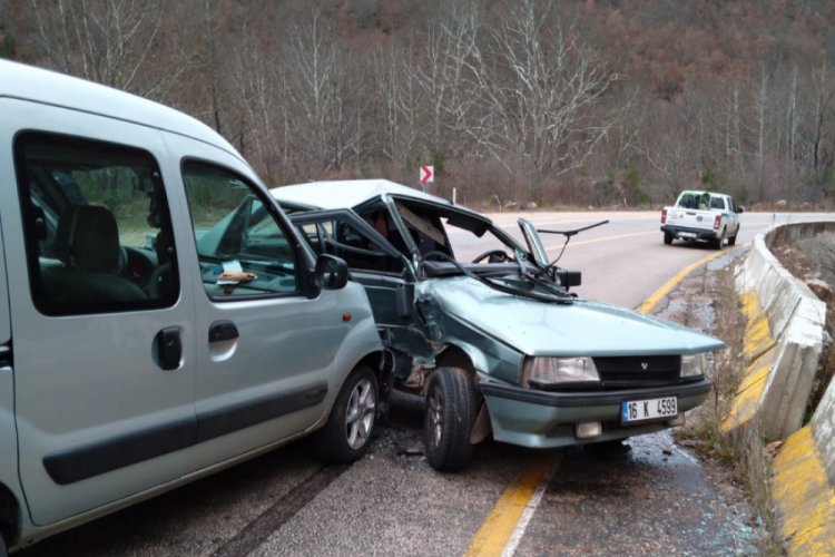 Bursa'da hafif ticari araç ile otomobil çarpıştı! Sürücü yaralandı...