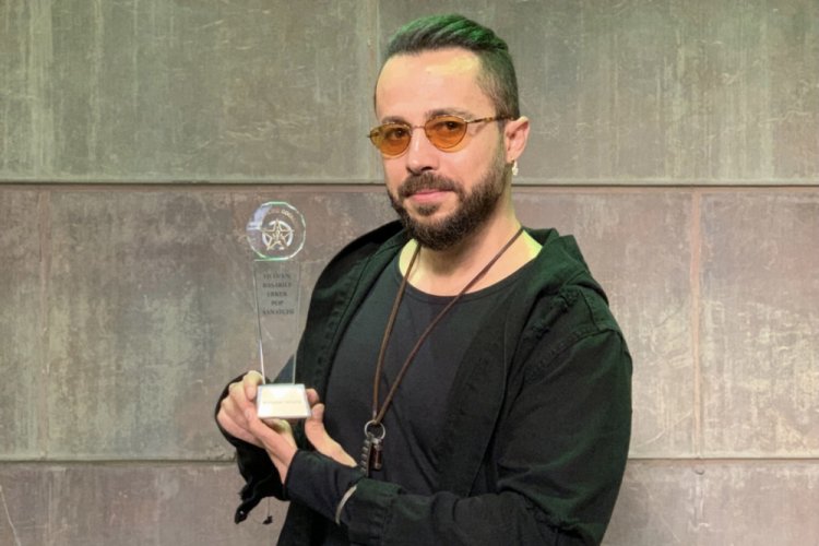 Bahadır Tatlıöz'e 'Yılın En Başarılı Erkek Pop Sanatçısı' ödülü