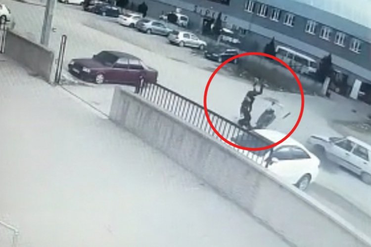 Bursa'da otomobile çarpan motosikletteki 2 kişinin 20 metre sürüklendiği kaza kamerada