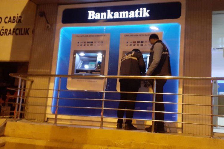 ATM cihazı kartını yutunca bankanın camını kırdı