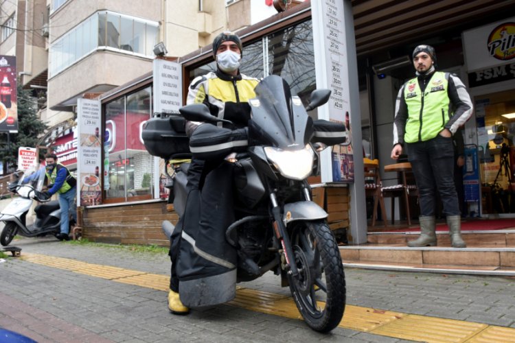 Bursa'da motosikletli kuryeler salgın sürecinde yoğun mesaide