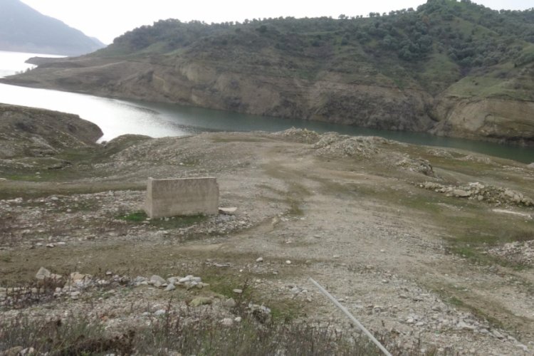 Baraj suyu çekildi, mahallenin kalıntıları ortaya çıktı