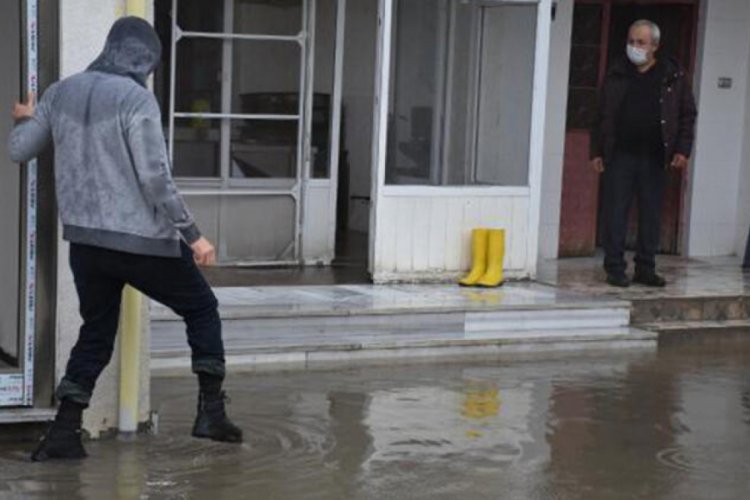 Edirne'de sağanak etkili oldu, cadde ve sokaklar suyla doldu