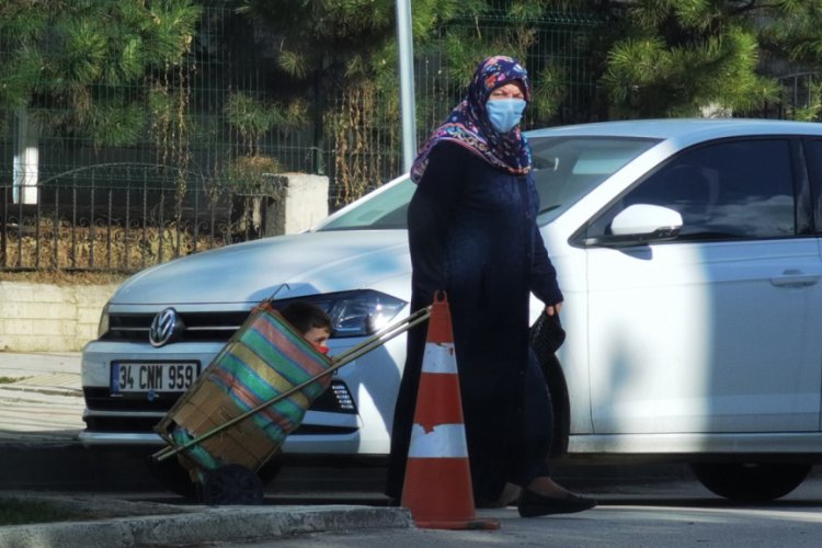 Bursa'da pazar arabasının içerisindeki çocuğu görenler şaşkınlık yaşadı