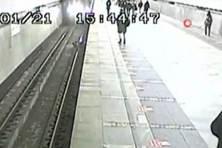 Rusya'da metro raylarına düşen çocuk ölümden kıl payı kurtuldu