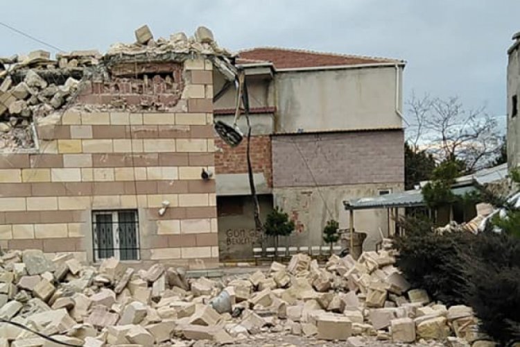 Şiddetli fırtınada minare evin üzerine devrildi