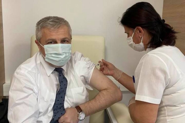 Bursa İl Sağlık Müdürü Yavuzyılmaz aşının ikinci dozunu da yaptırdı