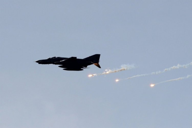 İsrail, Suriye'de en az 30 hava saldırısı düzenledi