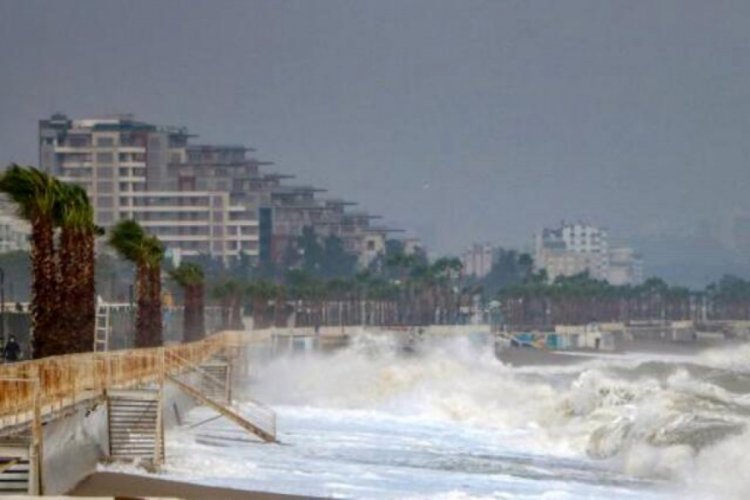 Antalya'yı fırtına vurdu, 5 metrelik dalgalar oluştu, ağaçlar devrildi