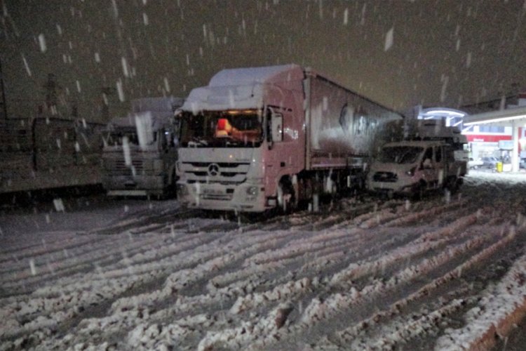 Tokat'ta yoğun kar yağışı ulaşımda aksamalarda neden oldu