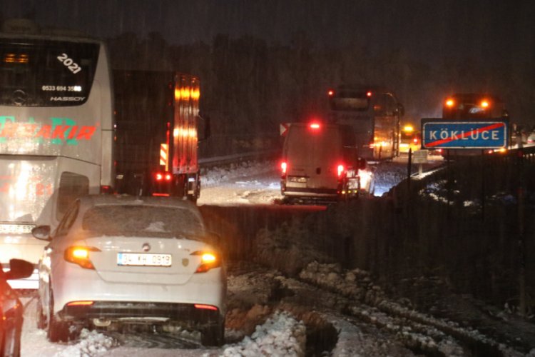 Sivas'ta yoğun kar yağışı ulaşımı aksattı