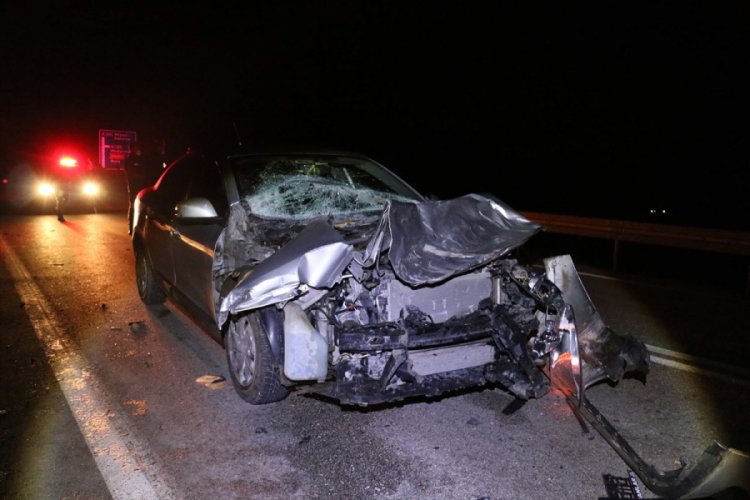 Kaza yapan otomobil sürücüsü yaralı arkadaşını bırakarak kaçtı