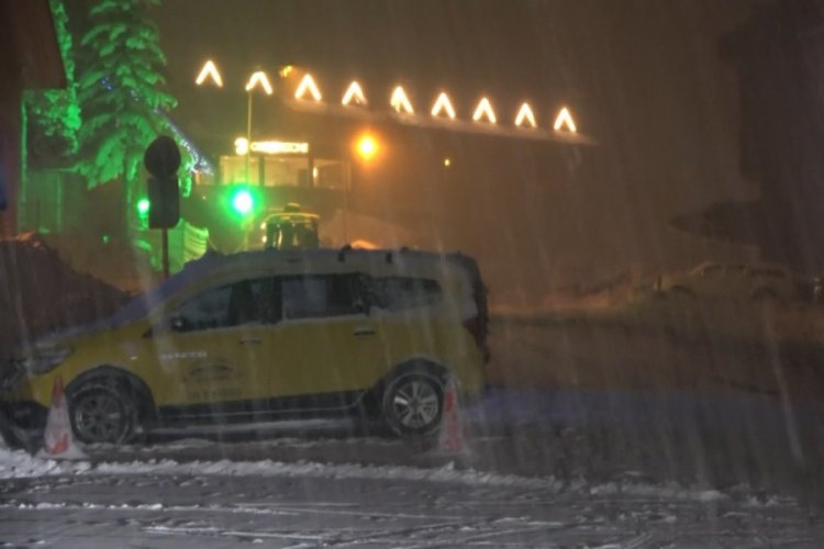 Bursa Uludağ'da kar yarım metreyi aştı