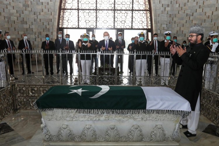 Bakan Çavuşoğlu, Pakistan'ın kurucu lideri Cinnah'ın mezarını ziyaret etti