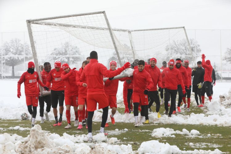 Sivasspor, Başakşehir hazırlıklarını kar yağışı altında sürdürdü