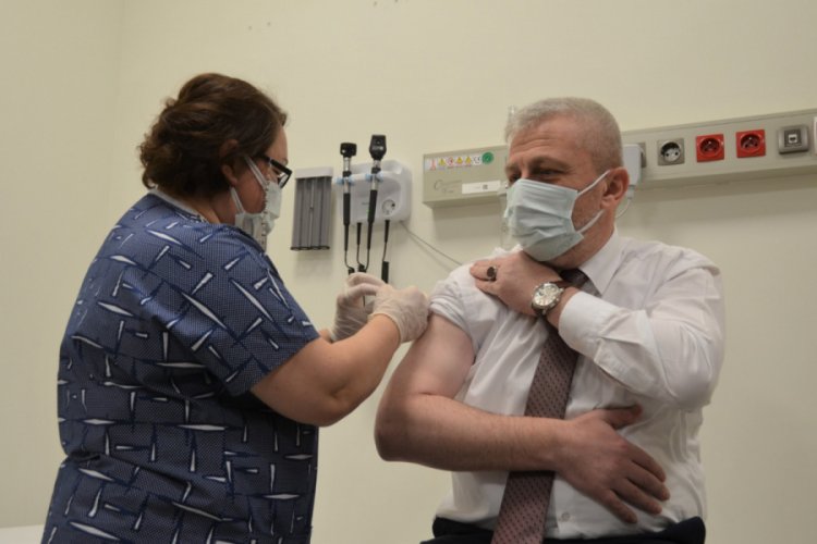 Yaptırdığı aşı plasebo çıkan Bursa İl Sağlık Müdürü bir kez daha aşı oldu