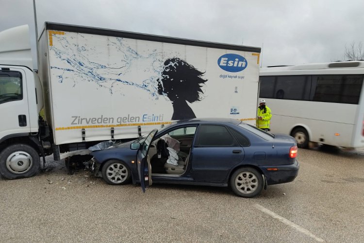 Bursa İnegöl'de kamyonla otomobilin çarpıştığı kazada 1 kişi yaralandı