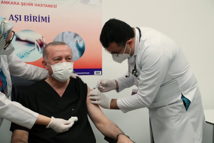 Cumhurbaşkanı Erdoğan'a aşı yapan sağlık çalışanı İmamoğlu'na benzetildi