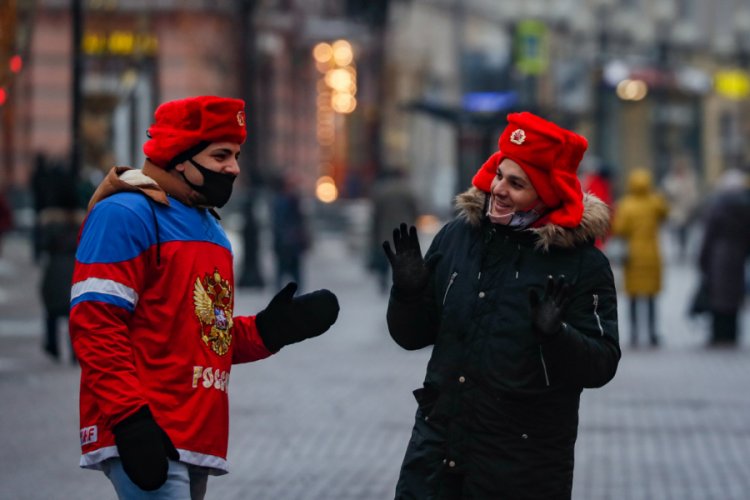 Rusya'da Covid-19 aşısı olanlara maske takma zorunluluğu kaldırılıyor