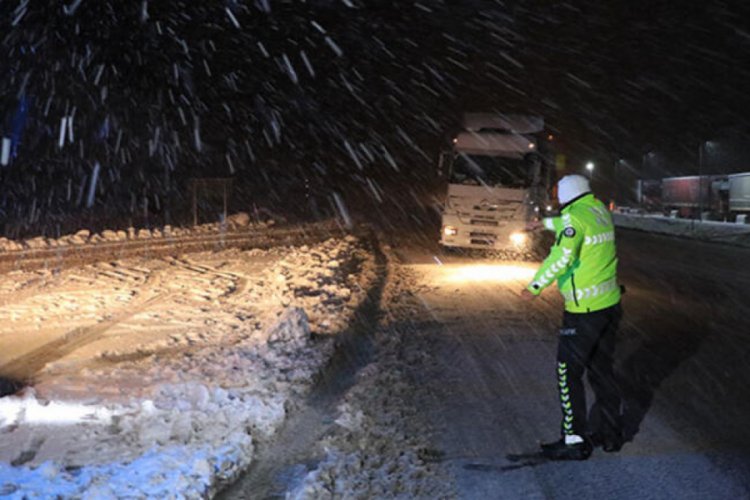 Erzurum ve Erzincan'daki kar yağışı ulaşımı aksattı