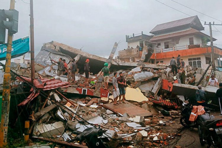 Endonezya'da şiddetli deprem! Ölü ve yaralılar var