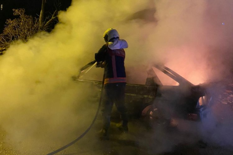 Hırsızlar otomobili &ouml;nce &ccedil;aldılar sonra yaktılar