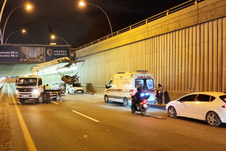 Devrilen motosikletin &uuml;st&uuml;ndeki 2 kişi yaralandı