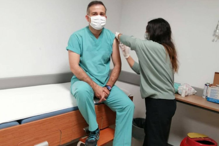 Bursa'da ilk gün 10 binin üzerinde sağlık çalışanı aşı oldu