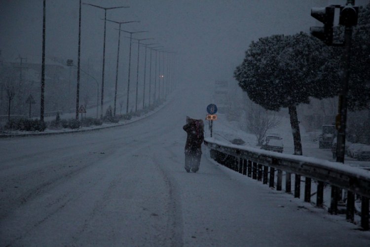 İzmir-Ankara D300 karayolunda trafiğe kar engeli