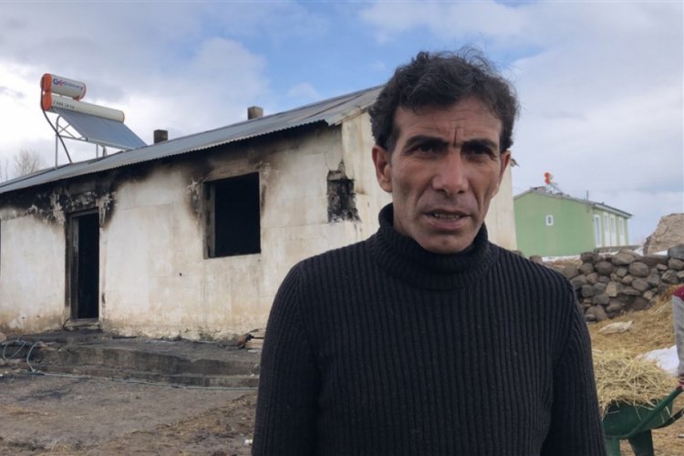 Alevlerin sardığı eve girip, oğlunu yanmaktan kurtardı