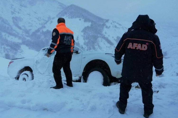 Bing&ouml;l'de ara&ccedil; kara saplandı: Mahsur kalan 3 kişi kurtarıldı