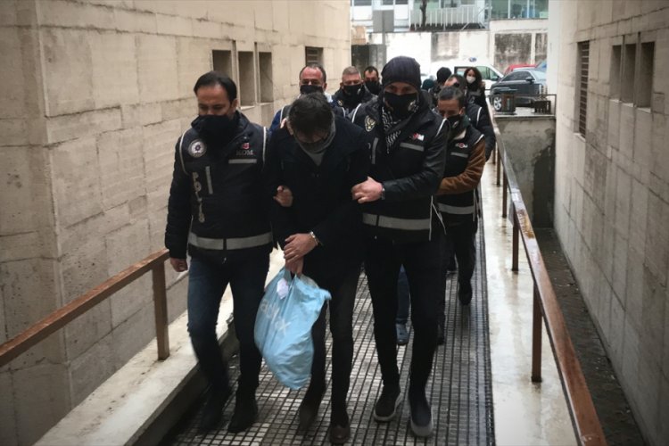 Bursa'da şantaj ve tehdit iddiasıyla yakalanan 5 ş&uuml;pheli tutuklandı