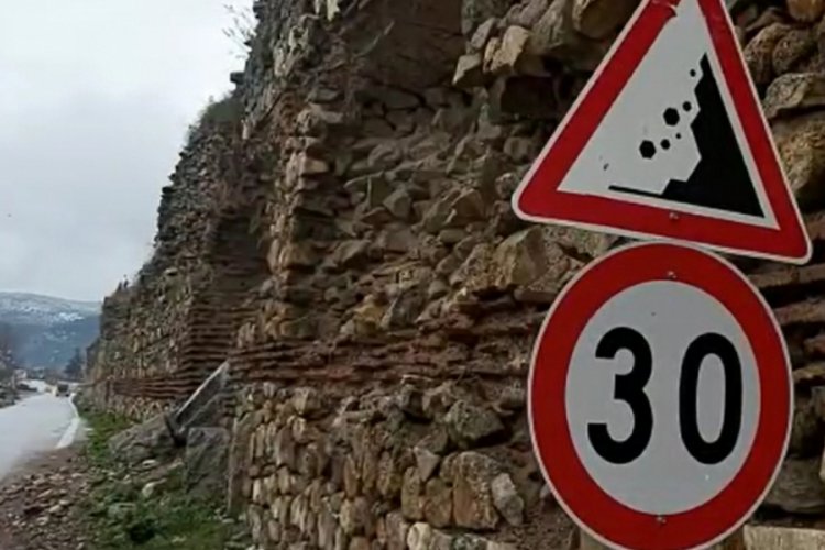 Bursa'da tarihi surlardan kopan taşlar tehlike yarattı