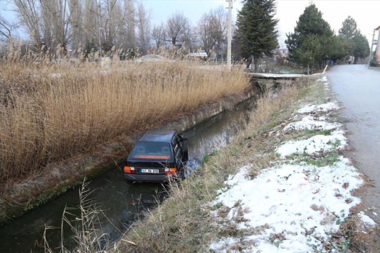 Sürücüsü kalp krizi geçiren otomobil su kanalına devrildi