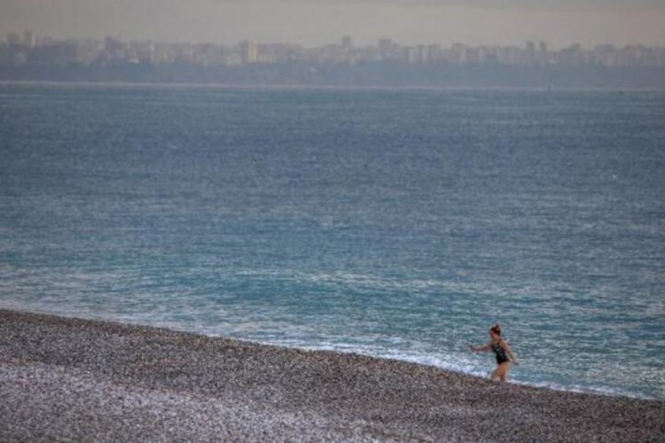 Antalya'da sahil, turistlere ve martılara kaldı