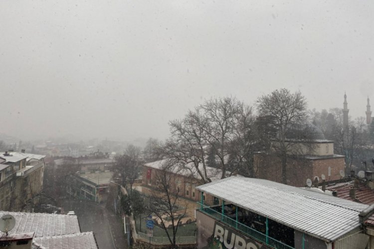 Bursa'da lapa lapa kar yağışı!
