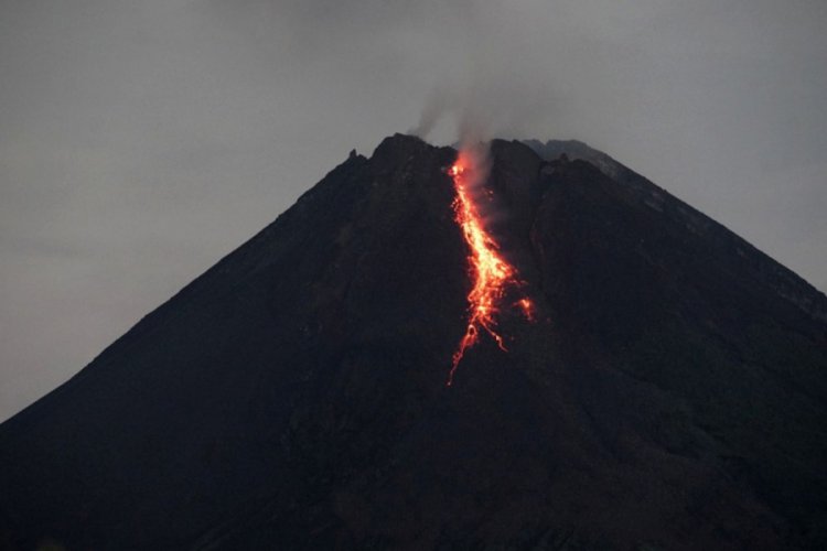 Merapi Yanardağı son 6 saatte 36 kez lav püskürttü
