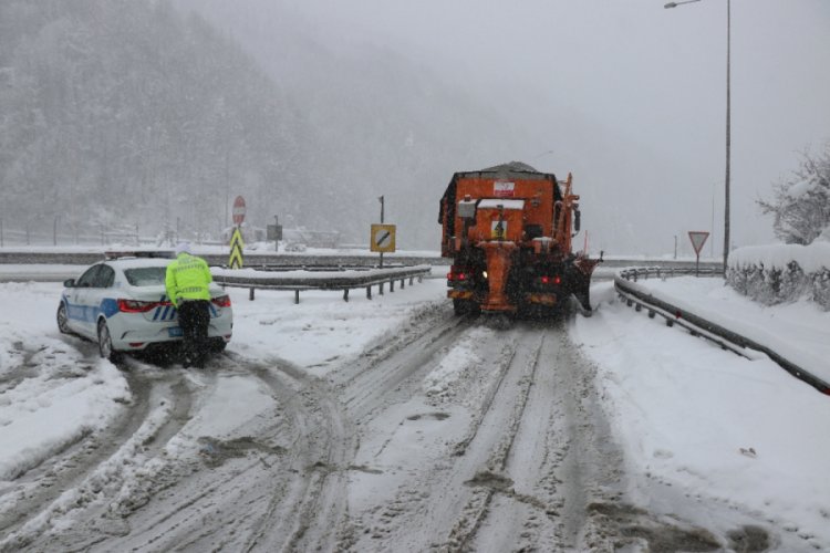 Bolu Dağı'nda şiddetli kar yağışı etkili oluyor