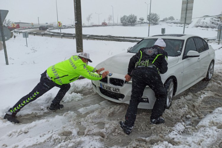 Bursa'da kar esareti: Yüzlerce araç mahsur kaldı