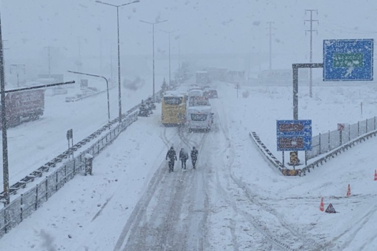 TEM Otoyolu kar nedeniyle trafiğe kapandı