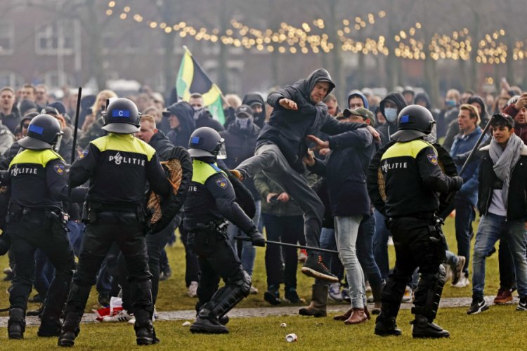 Hollanda'da binlerce kişi Covid-19 kısıtlamalarını protesto etti