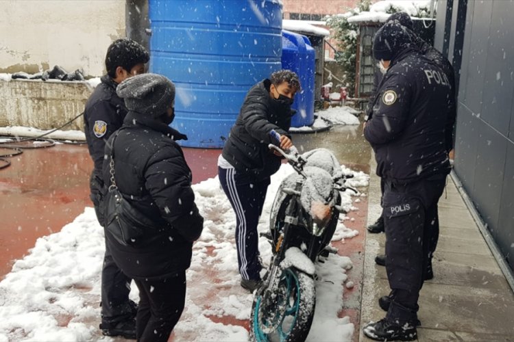 Bursa'da iki hırsız, çaldıkları motosiklet arızalanınca akaryakıt istasyonuna bıraktı