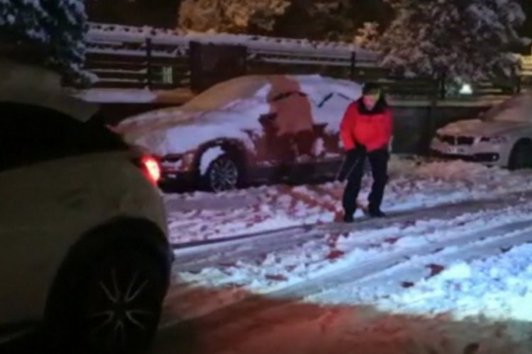 Bursa'da karlı yolda cipin arkasına bağladığı iple snowboard yaptı