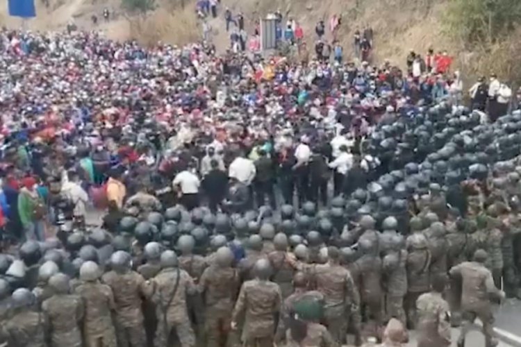 ABD'ye gitmeye &ccedil;alışan g&ouml;&ccedil;menler ile ordu arasında arbede