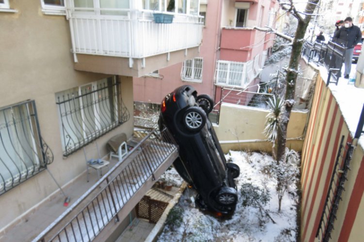 Apartmanın bah&ccedil;esine u&ccedil;an ara&ccedil; dik durdu